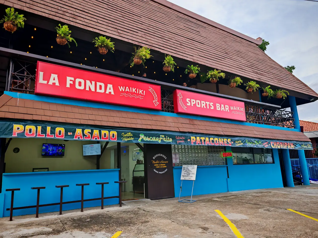 Fachada de La Fonda Waikiki y Waikiki Sports Bar en Parque Lefevre